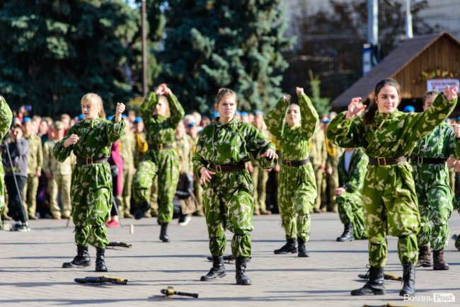 У центрі Луцька майже пів тисячі ліцеїстів склали присягу. ФОТО