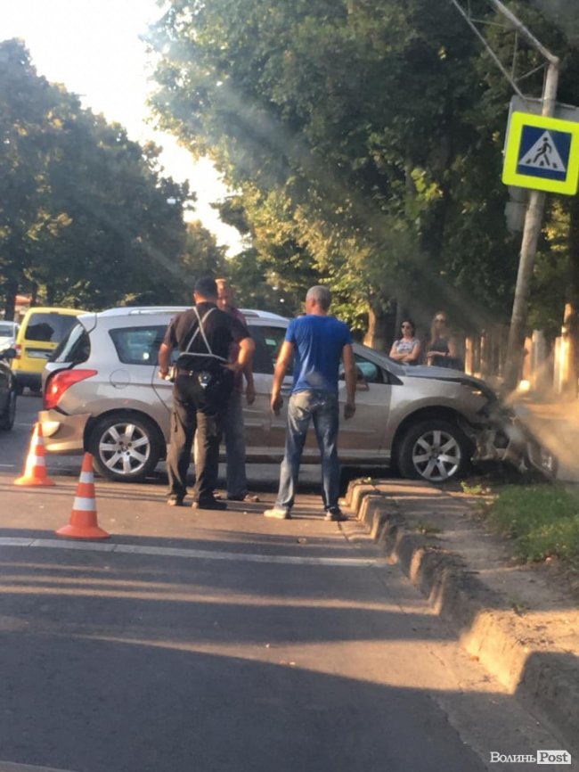 У Луцьку після удару легковик влетів у стовп. ФОТО