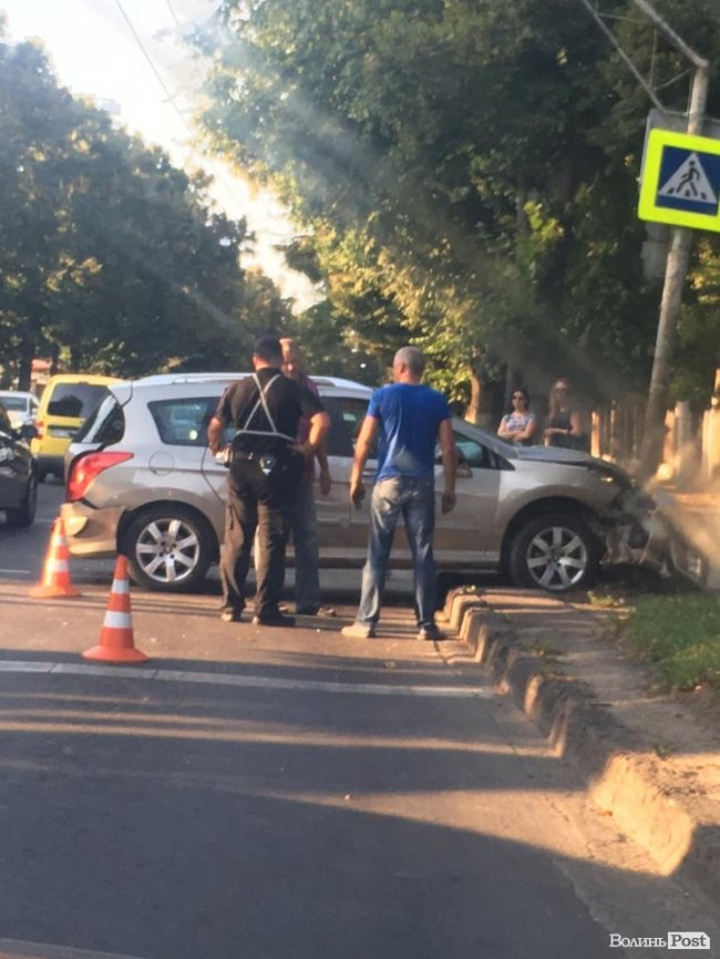 У Луцьку після удару легковик влетів у стовп. ФОТО