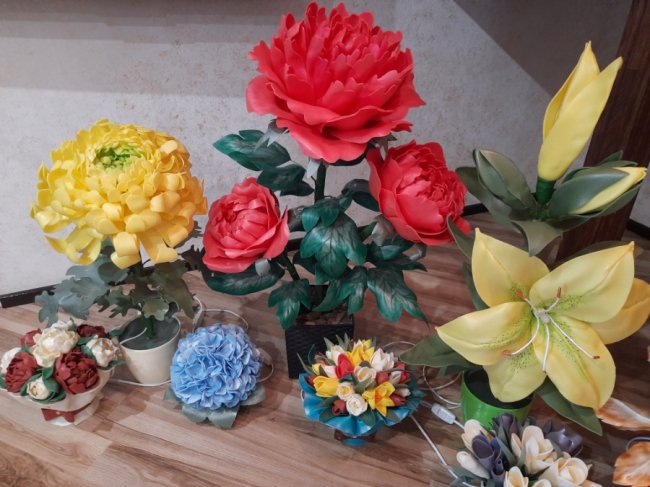 Волинянка створює кількаметрові квіти-світильники з поліетилену. ФОТО