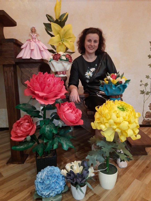 Волинянка створює кількаметрові квіти-світильники з поліетилену. ФОТО