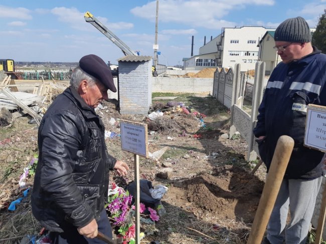 У місті на Волині люди закидали кладовище непотребом 