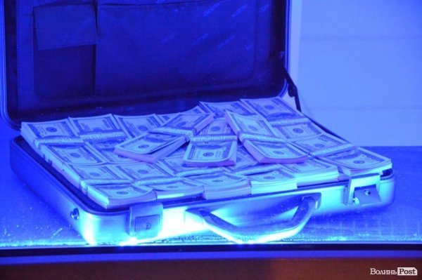 Завдяки підсвітці вітрин  креатив рекламістів стає більш помітним 