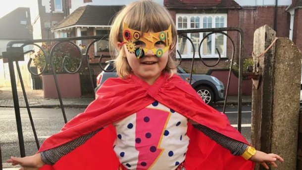 Волинські рятувальниці підтримали маленьку британку, аби та повірила в існування жінок-вогнеборців