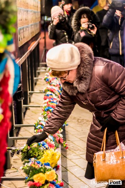 Квіти, сльози і свічки: у День Гідності та Свободи лучани вшанували пам'ять полеглих