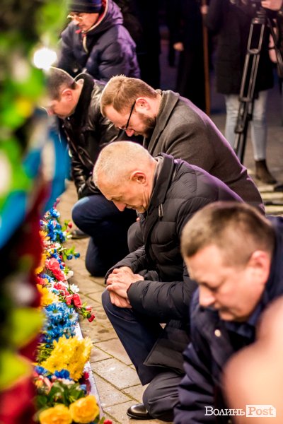 Квіти, сльози і свічки: у День Гідності та Свободи лучани вшанували пам'ять полеглих