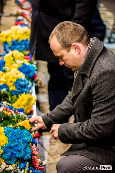 Квіти, сльози і свічки: у День Гідності та Свободи лучани вшанували пам'ять полеглих