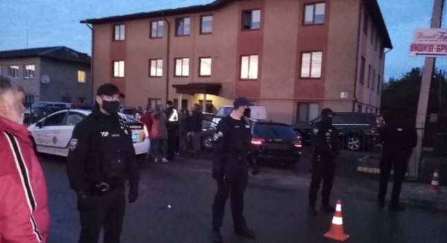 У Луцьку чоловік протаранив паркан, а потім закрився в автомобілі. ФОТО