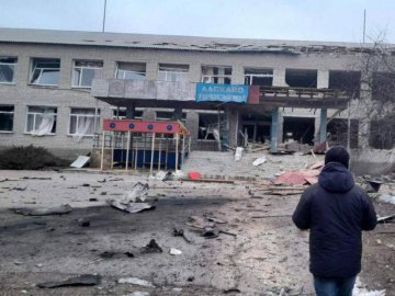 Окупанти обстріляли у Харкові школу, кафе і магазин: є загиблі й поранені
