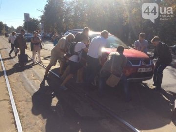 У Києві пасажири відсунули автівку, яку водій покинув на трамвайній колії. ФОТО