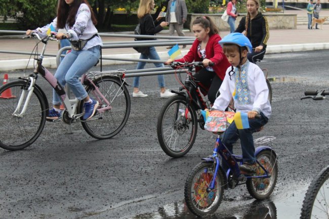У Нововолинську організували велопробіг у вишиванках. ФОТО