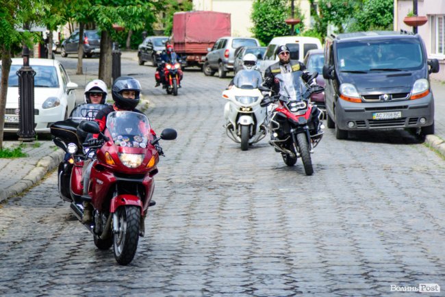 Леді на мотоциклах: у Луцьк приїхали байкерки з декількох країн. ФОТО