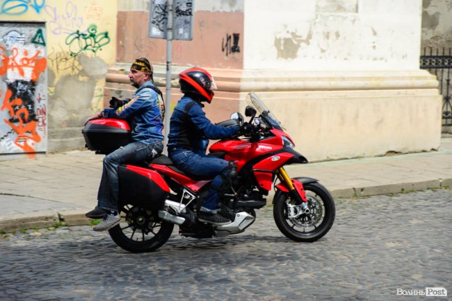 Леді на мотоциклах: у Луцьк приїхали байкерки з декількох країн. ФОТО