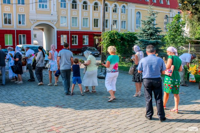 Різнобарв’я квітів та запашний мед: як у Луцьку святять «маковійчики». ФОТО