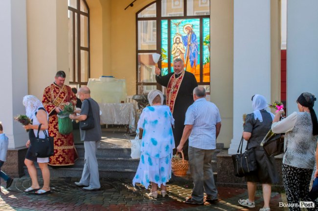 Різнобарв’я квітів та запашний мед: як у Луцьку святять «маковійчики». ФОТО