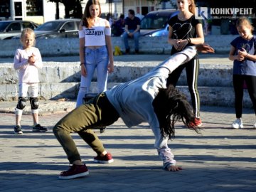 Дівчата влаштовують запальні танці в центрі Луцька
