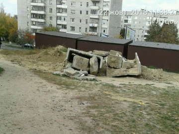Муніципали змусили працівників «Луцьктепла» прибрати будівельне сміття. ФОТО