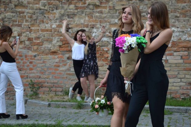 У Луцькому замку для новоспечених філологів та журналістів влаштували випускний