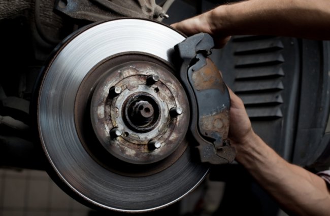 Чому задні гальмівні диски нагріваються і скриплять