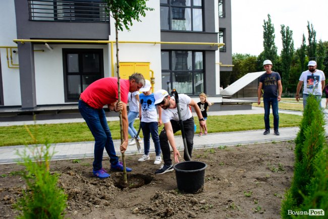 Як мешканці ЖК «Супернова» саджали клени і сакури разом з «Інвестором». ФОТО*