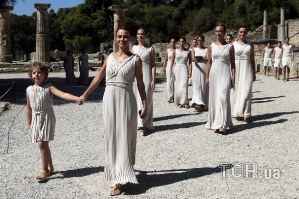 Дівчата, промені сонця, древній храм: в Греції запалили Олімпійський вогонь. ФОТО