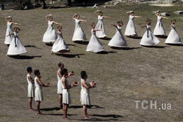 Дівчата, промені сонця, древній храм: в Греції запалили Олімпійський вогонь. ФОТО