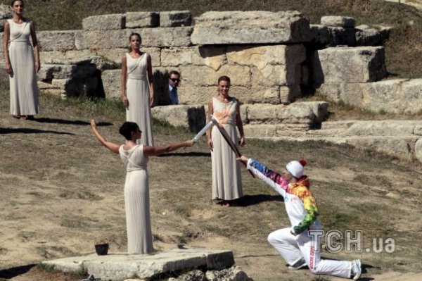 Дівчата, промені сонця, древній храм: в Греції запалили Олімпійський вогонь. ФОТО