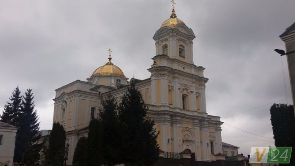 У центрі Луцька біля собору будують кіоск