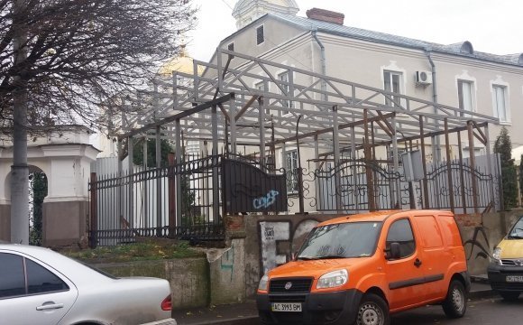 У центрі Луцька біля собору будують кіоск