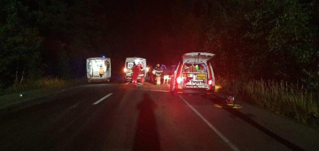 На Рівненщині вночі сталась аварія: рятувальники витягали травмованого водія з понівеченої автівки. ФОТО