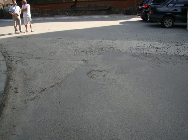 У Луцьку двір будинку перетворили на проїжджу частину. ФОТО