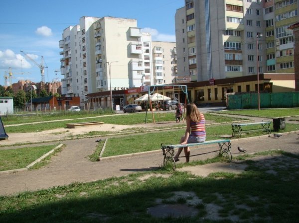 У Луцьку двір будинку перетворили на проїжджу частину. ФОТО