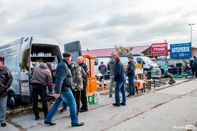  «Барахолка» луцького авторинку: що продають, окрім машин. ФОТО