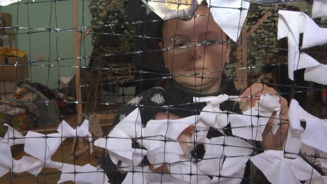 На Волині плетуть зимове маскування для військових: потрібні помічники