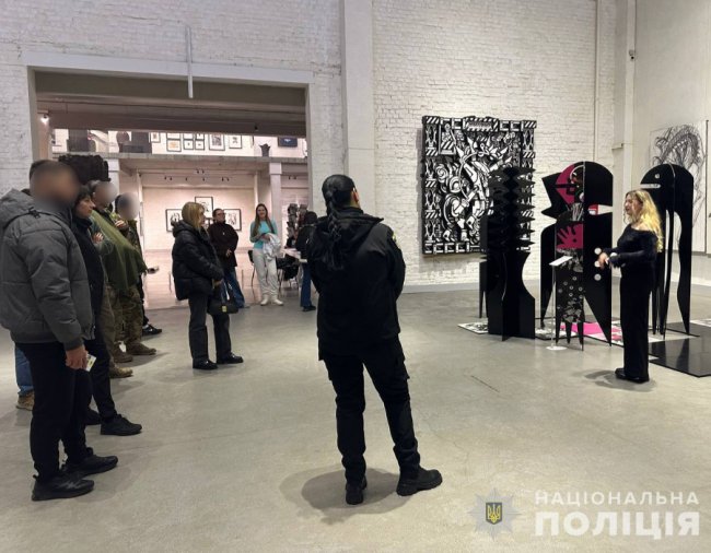 Реабілітація мистецтвом: у Луцьку поліцейські влаштували для поранених колег та військових екскурсію до музею