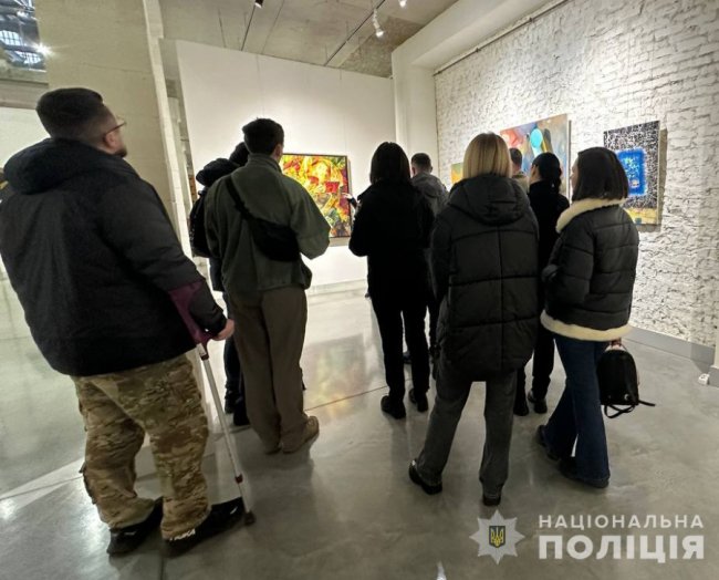 Реабілітація мистецтвом: у Луцьку поліцейські влаштували для поранених колег та військових екскурсію до музею