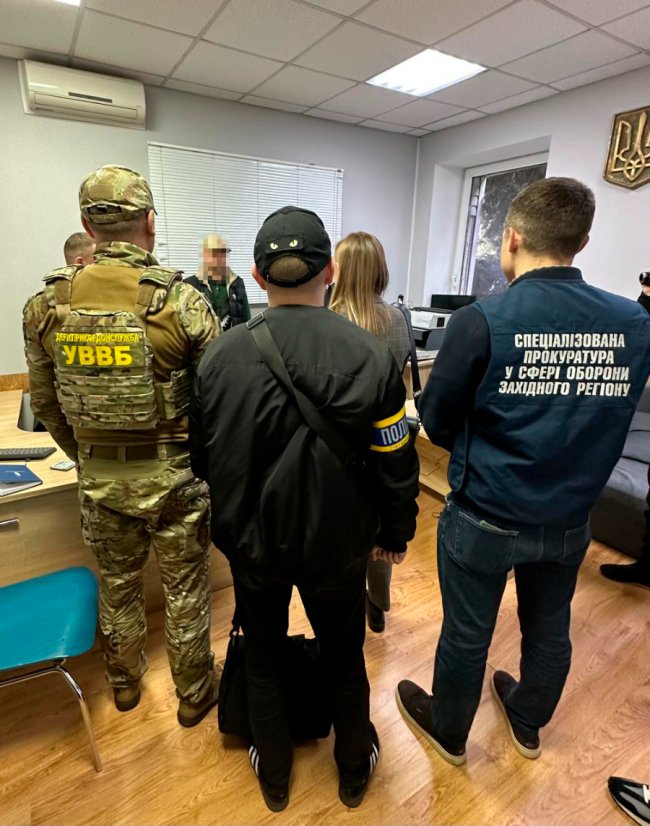 На Волині двоє мешканців Рівненщини пропонували прикордоннику понад 8 тисяч доларів, аби потрапити до Польщі