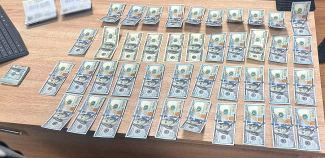 На Волині двоє мешканців Рівненщини пропонували прикордоннику понад 8 тисяч доларів, аби потрапити до Польщі