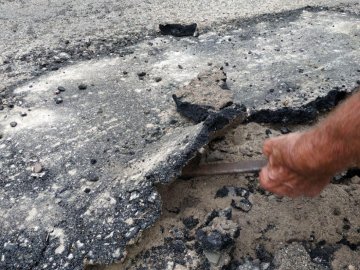 Покладений на Волині «свіжий» асфальт можна зняти руками.ФОТО, ВІДЕО