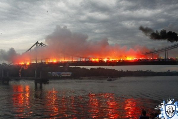 Як ультрас «підпалили» міст у Києві. ФОТО