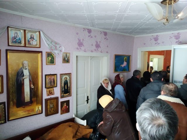 Прихильники УПЦ (МП) молилися в Жидичині у хаті священика, який стріляв у натовп. ФОТО