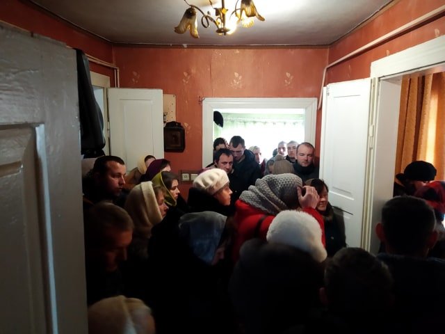 Прихильники УПЦ (МП) молилися в Жидичині у хаті священика, який стріляв у натовп. ФОТО