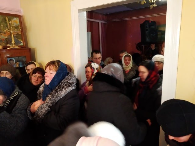 Прихильники УПЦ (МП) молилися в Жидичині у хаті священика, який стріляв у натовп. ФОТО