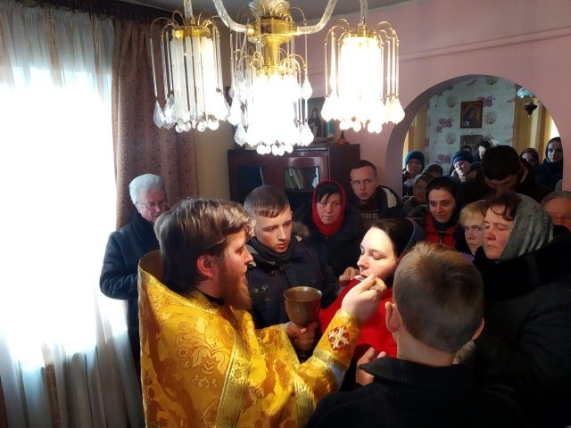 Прихильники УПЦ (МП) молилися в Жидичині у хаті священика, який стріляв у натовп. ФОТО