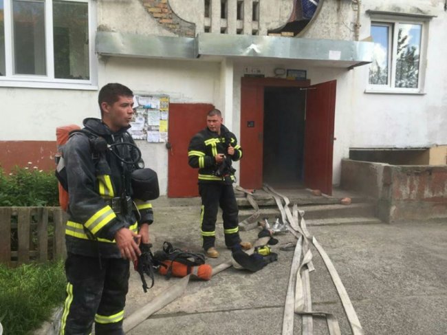 У Рівному горіла багатоповерхівка, евакуювали цілий під'їзд. ФОТО