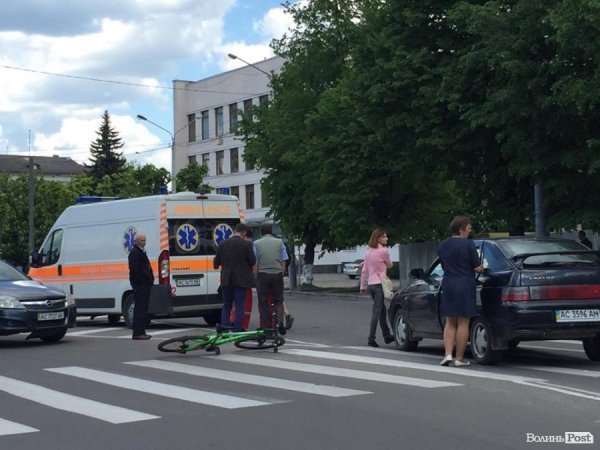 У Луцьку на пішохідному переході авто збило велосипедиста. ФОТО