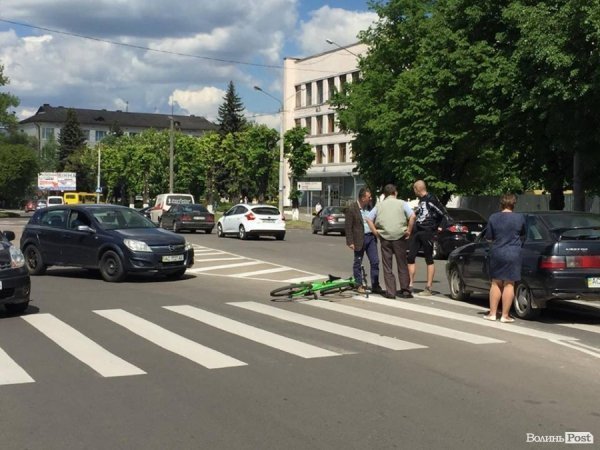 У Луцьку на пішохідному переході авто збило велосипедиста. ФОТО
