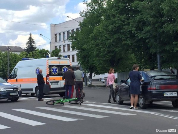 У Луцьку на пішохідному переході авто збило велосипедиста. ФОТО