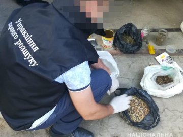 У гаражі лучанина знайшли бурштин та наркотики. ФОТО