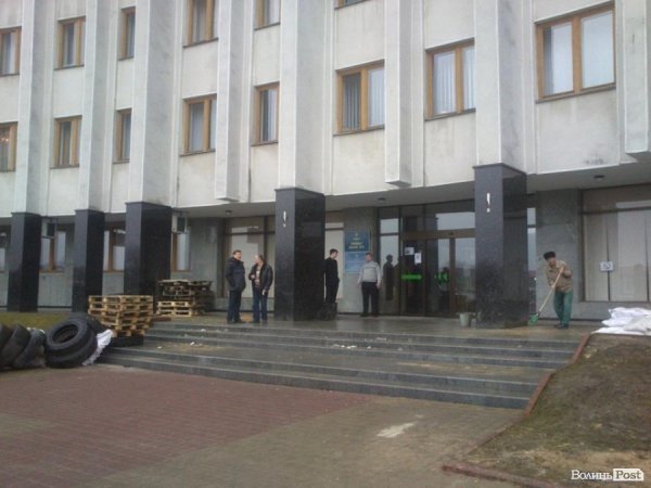 Біля Волинської ОДА розбирають барикади. ФОТО